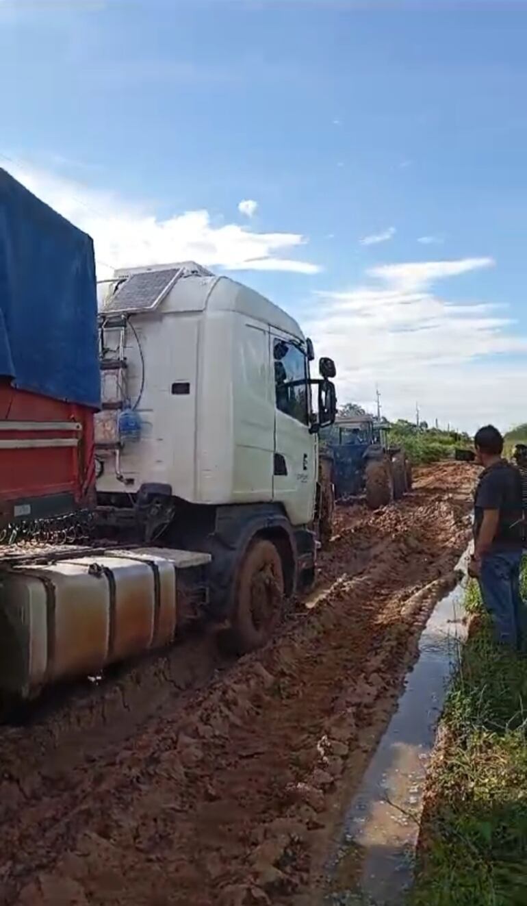 Varios tractores estiran un camión de gran porte, destrozando el camino en zona de Toro Pampa.