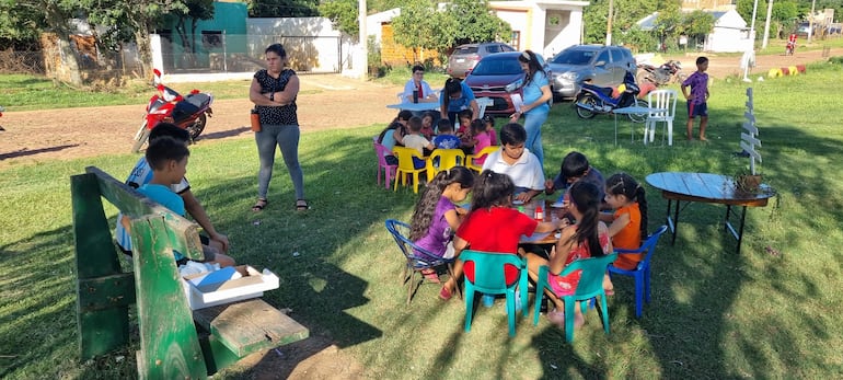 También desarrollaron actividades recreativas con los chicos alusivas a las fiestas de Navidad y Año Nuevo.