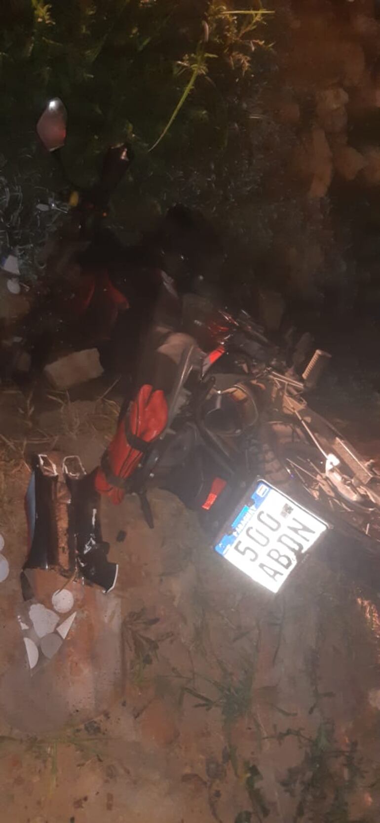 La motocicleta del fallecido Marcos Silguero quedó tirado en un sector de la vía en la fracción San Marcos de la ciudad de Limpio.