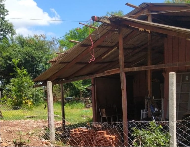 El hombre estaba realizando una instalación eléctrica frente a la casa de su hijastra.