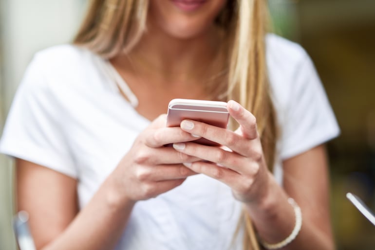 Joven mujer utilizando el celular.