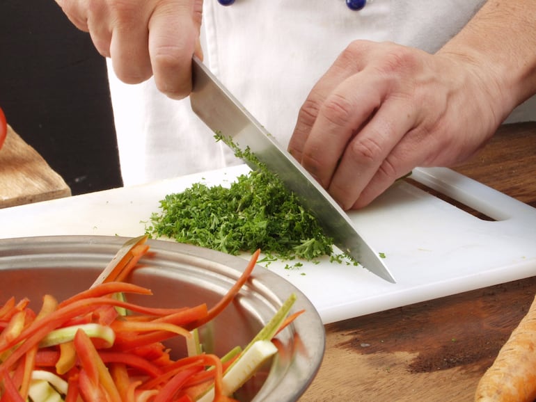 No es lo mismo una tabla de presentación o servicio, que la que usaremos para trabajar con los alimentos.