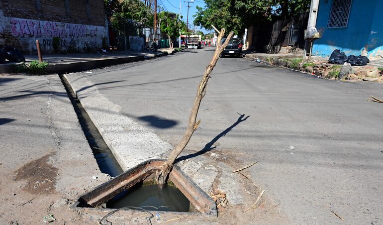 Cloaca colapsada en Tacuarí. En vez de buscar una solución real con la Essap, la Municipalidad construyó un "desvío" que lleva las aguas negras hasta el frente de todas las casas.