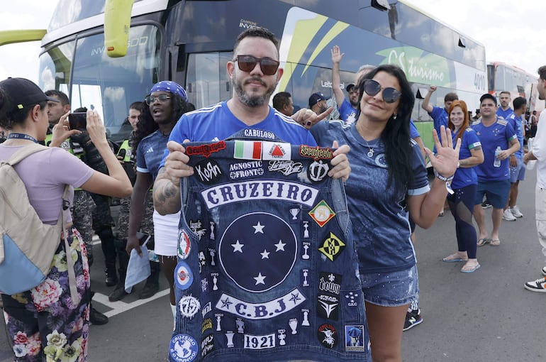 Hinchas de Cruzeiro que llegaron a Asunción
