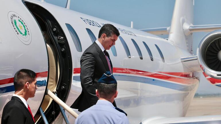 El presidente Santiago Peña, llegando esta mañana a Río de Janeiro, Brasil, para participar de la reunión de Jefes de Estado del Mercosur. El mandatario retornará esta noche, para mañana participar de la misa central de Caacupé.