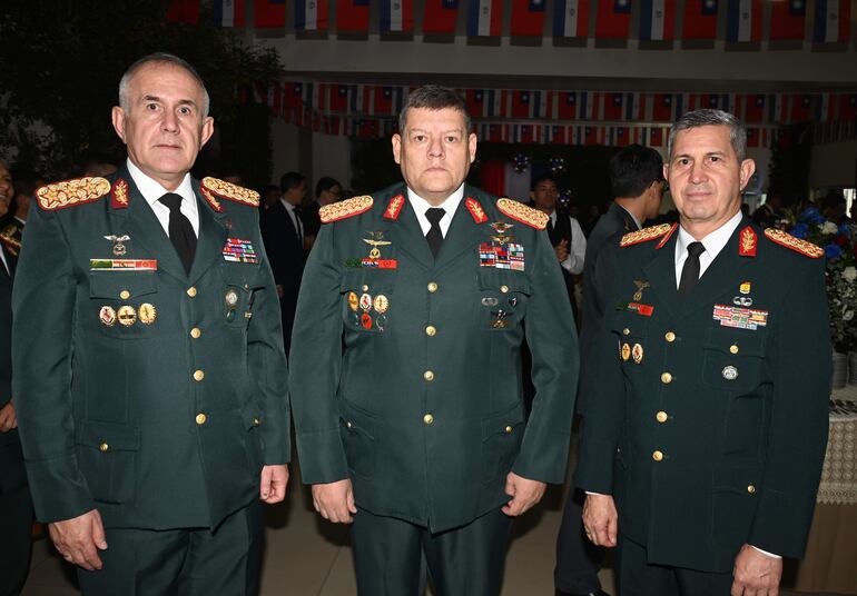 El Gral. Aldo Ozuna; el Gral. Héctor Grau y el Gral. Roque Sotelo.