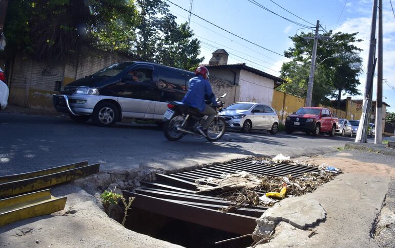 Desagüe pluvial abierto es un peligro para todos.