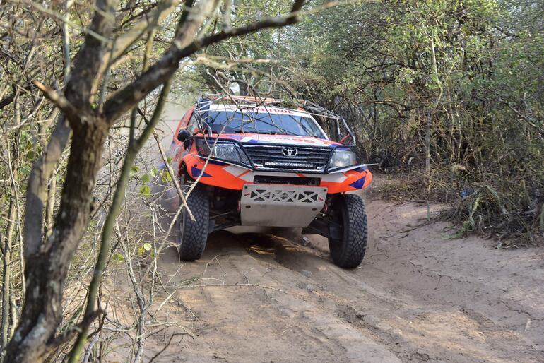 Blas Zapag y Juan José Sánchez, en plena acción entre las picadas con la Toyota Hilux durante el desarrollo de la primera etapa.