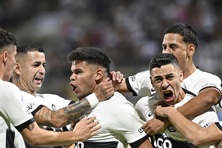 Los jugadores de Olimpia celebran un gol en el partido frente a Sol de América por la décimo quinta fecha del torneo Clausura 2024 del fútbol paraguayo en el estadio Villa Alegre, en Encarnación, Paraguay.