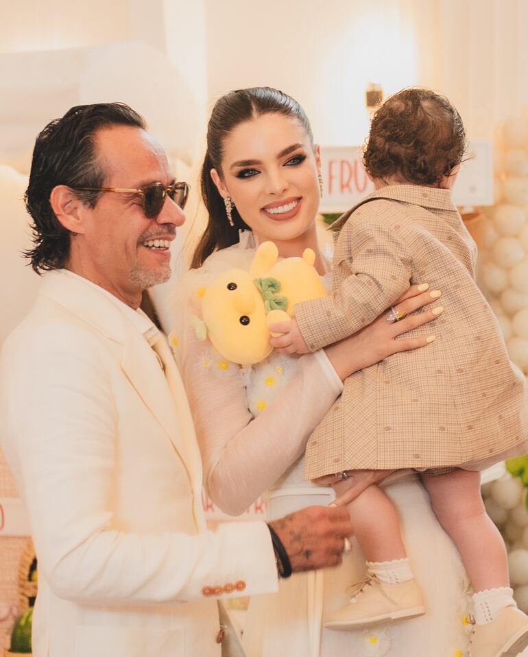 ¡Familia feliz! Marc Anthony y Nadia Ferreira con el cumpleañero Marquito.