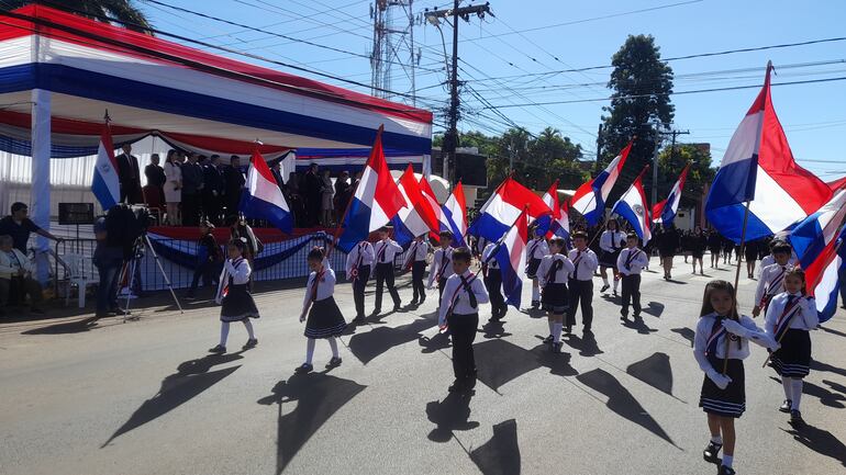 Alumnos abanderados desfilando en Coronel Oviedo.