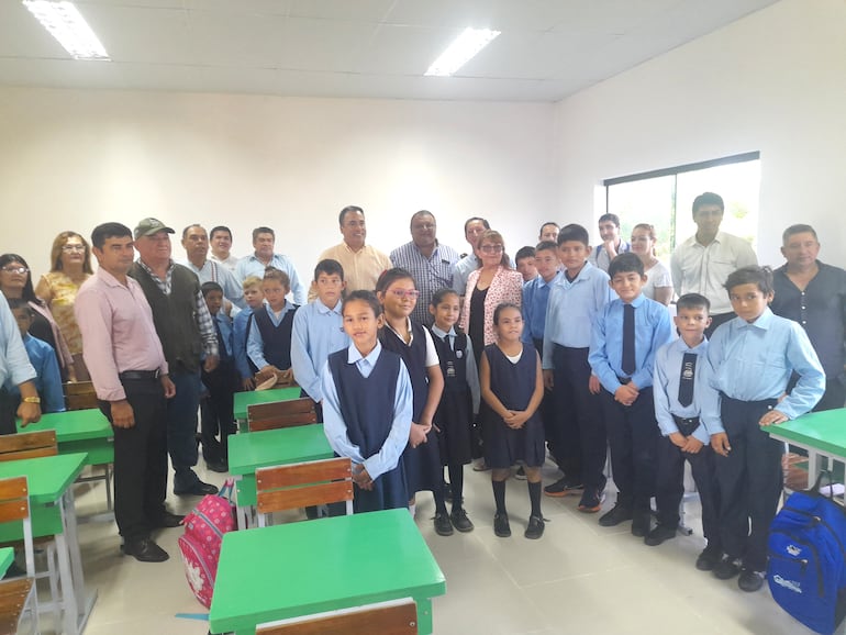 El gobernador Arturo Méndez, concejales, maestros, padres de familia y alumnos de la escuela San Miguel.