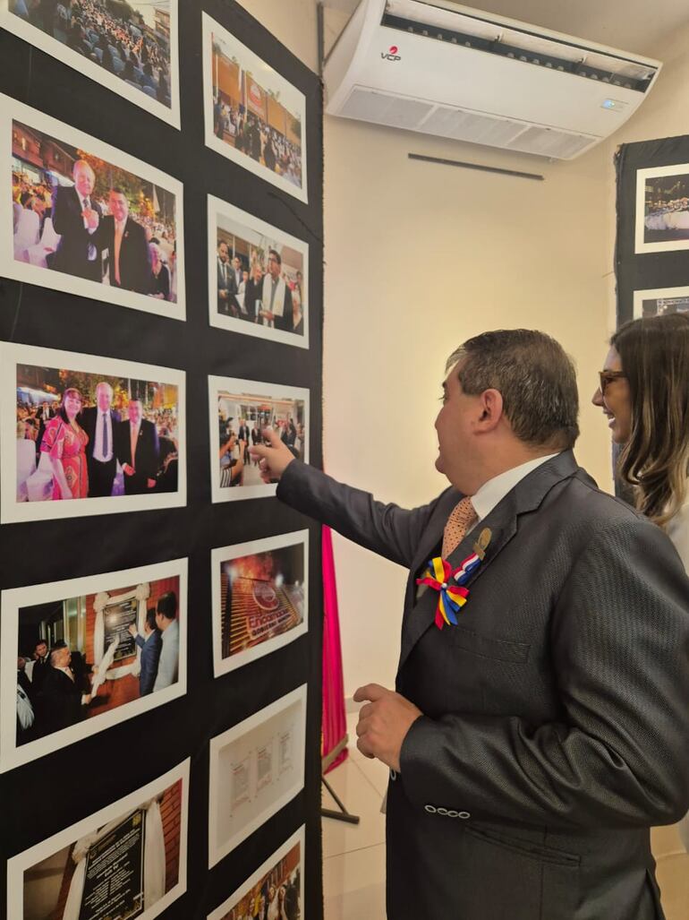 Intendente Luis Yd (Alianza), en apertura de muestra fotográfica sobre la historia del incendio de la municipalidad.