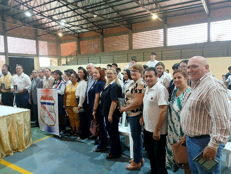 Numerosos docentes, alumnos y autoridades, durante el acto de presentacion del material.