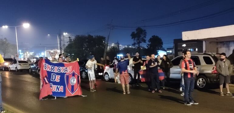 Hinchas de Cerro Porteño aguardaron al plantel tras su arribo procedente de Ecuador.