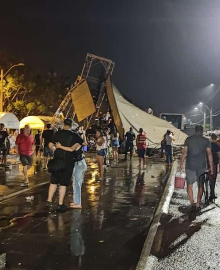 El derrumbe del escenario generó un gran susto entre los asistentes del festival.