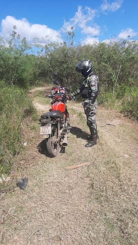 Agentes del Grupo lince recuperaron una motocicleta que fue abandonada en la Costanera Sur.