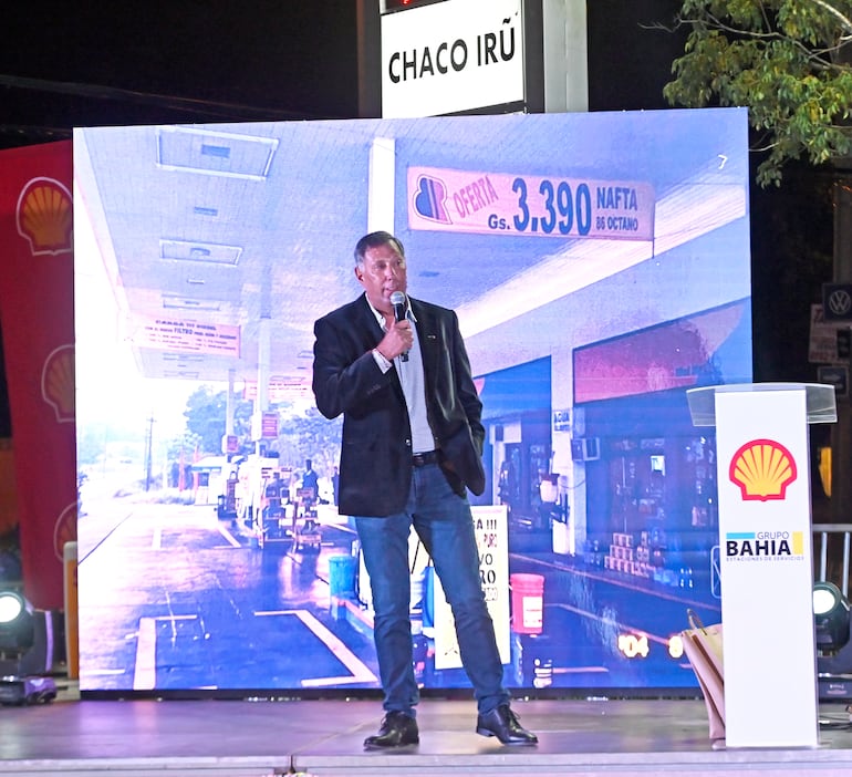 Alejandro Guggiari en la reinauguración de la pionera estación de servicios del Grupo Bahía, erigida en 1990. El lugar representa un orgullo al llevar a cabo esta tarea de la mano de la reconocida marca Shell.