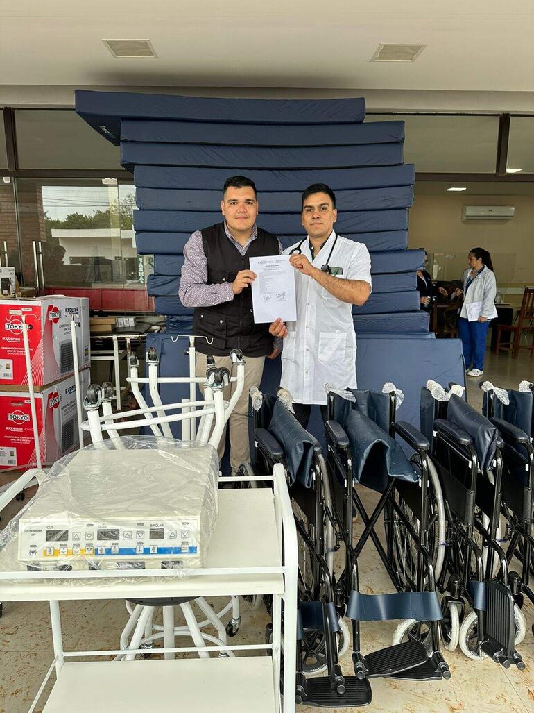 El director de la Sexta Región Sanitaria, Dr. Amilcar Miño (izquierda), entrega los equipos médico al director del Hospital de San Juan Nepomuceno, Dr. Fabian Vera.