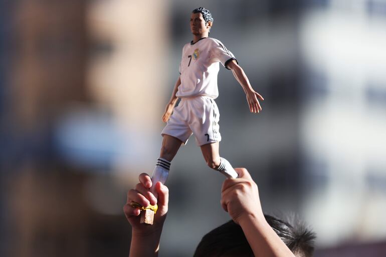 AME7528. LA PAZ (BOLIVIA), 05/02/2025.- Una persona sostiene una figura del portugués Cristiano Ronaldo este miércoles, en La Paz (Bolivia). Decenas de fanáticos bolivianos gritaron "Siuuu", en un evento paralelo que se replicó en varias de las principales ciudades del país para felicitar al futbolista Ronaldo quien cumple 40 año el 5 de febrero. EFE/ Luis Gandarillas
