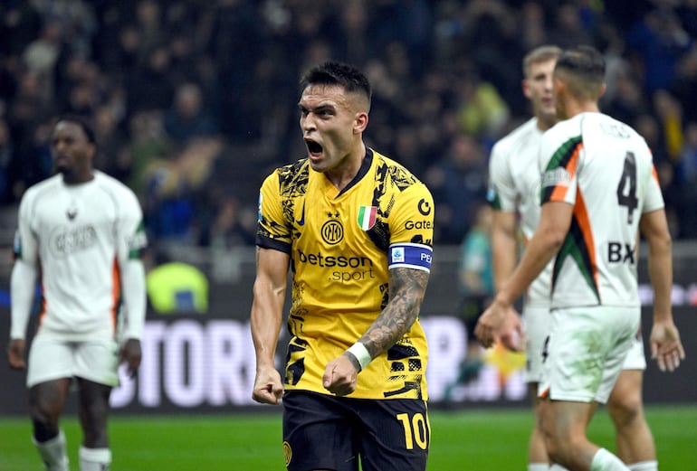 Milan (Italy), 03/11/2024.- Inter Milan'Äôs Lautaro Martinez celebrates after scoring the 1-0 goal during the Italian Serie A soccer match between Inter Milan and Venezia FC at Giuseppe Meazza stadium in Milan, Italy, 03 November 2024. (Italia) EFE/EPA/NICOLA MARFISI
