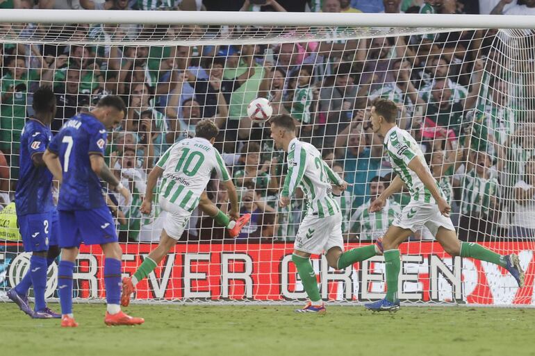 Los jugadores del Betis celebran el primer gol del equipo andaluz durante el encuentro correspondiente a la tercera jornada de LaLiga que disputan hoy miércoles Betis y Getafe en el estadio Benito Villamarín de Sevilla.