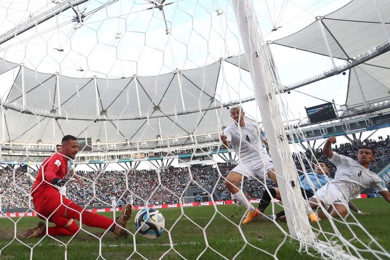 Anderson Duarte (2-d) de Uruguay anota un gol, en un partido de las semifinales de la Copa Mundial de Fútbol sub-20 entre Uruguay e Israel en el estadio Diego Armando Maradona en La Plata (Argentina). EFE/ Juan Ignacio Roncoroni