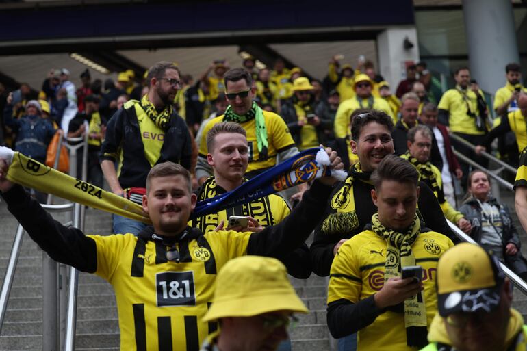 Los aficionados en los alrededores del estadio de Wembley antes de la final de la Champions League entre el Borussia Dortmund y el Real Madrid en Londres. 