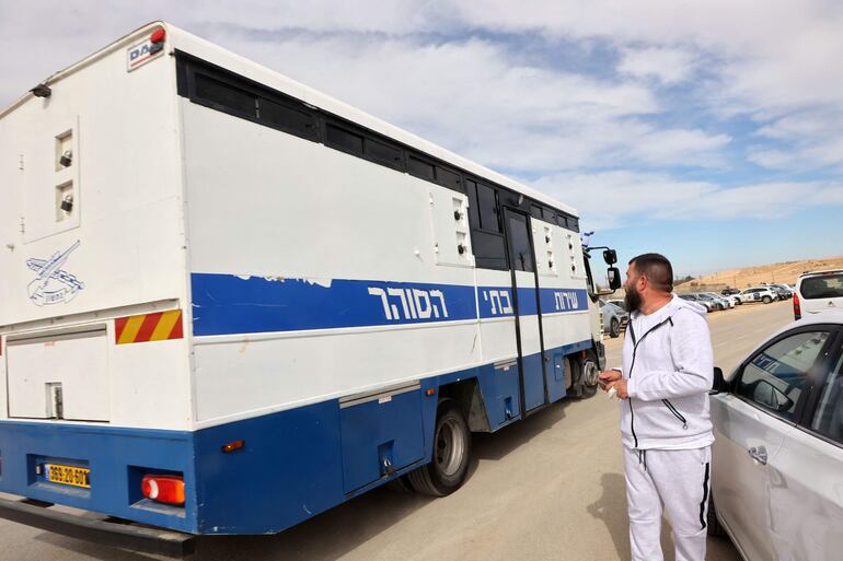 Un autobús que transportaba prisioneros palestinos sale de la prisión de Kziot, en el desierto del Néguev, el 25 de enero de 2025. Israel liberará a 200 prisioneros palestinos a cambio de cuatro rehenes israelíes en un intercambio el 25 de enero, como parte de un acuerdo de alto el fuego con Hamas en Gaza, dijeron fuentes palestinas a la AFP. 