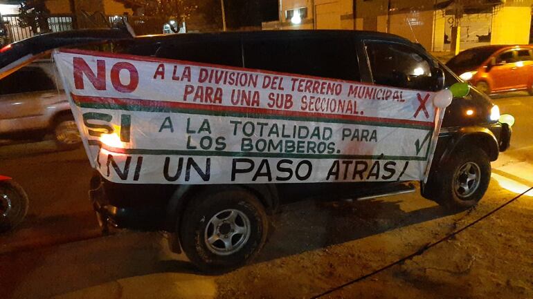 Con este mensaje realizaron una caravana los adherentes de los bomberos de Reducto.