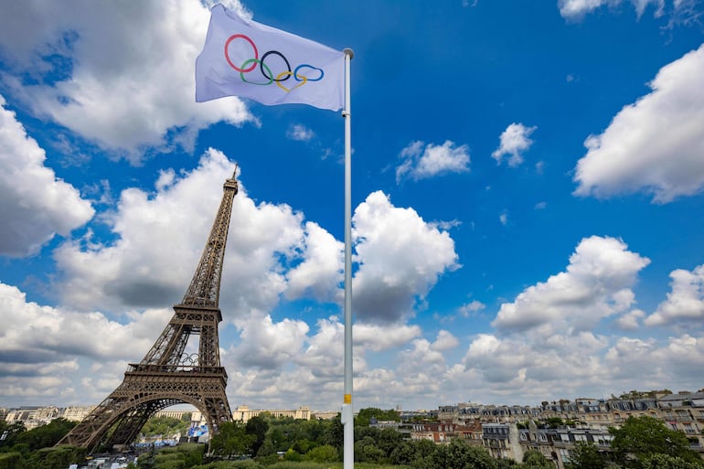 La bandera olímpica con la torre Eiffel de fondo. 