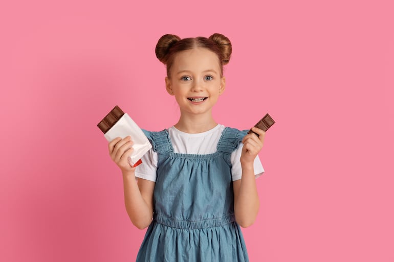 Niña con chocolate.