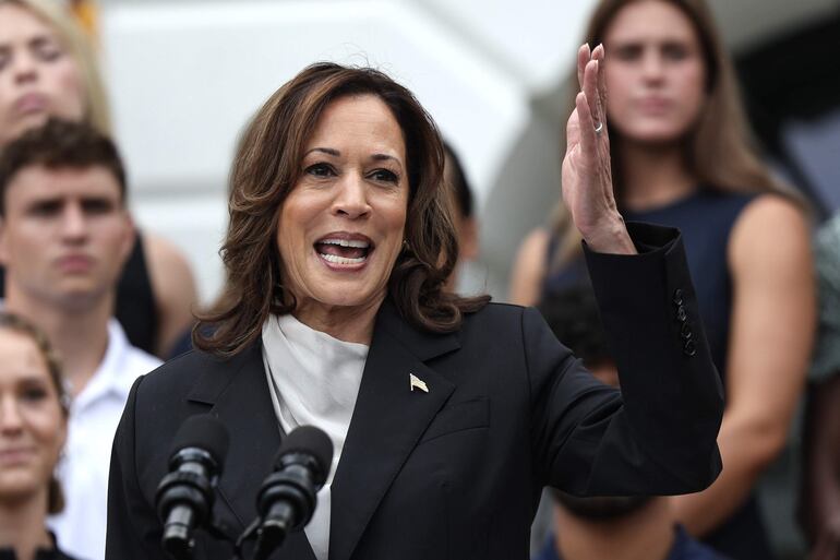 La vicepresidenta Kamala Harris (c) sería la próxima candidata presidencial.