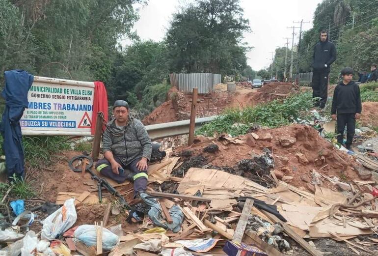 Uno de los frentistas de la calle Colonia Elisa, Víctor Alvarez Alfonso, se encadenó en el lugar en señal de protesta por el poco avance de la obra.