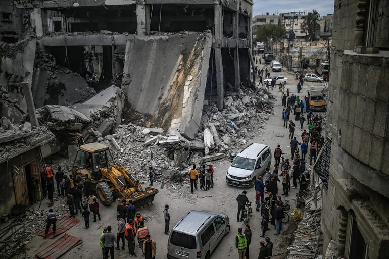 Palestinos inspeccionan los escombros de la mezquita de Al-Qassam, destruida tras un ataque aéreo israelí nocturno contra el campo de refugiados de Nuseirat, este miércoles en la Franja de Gaza.