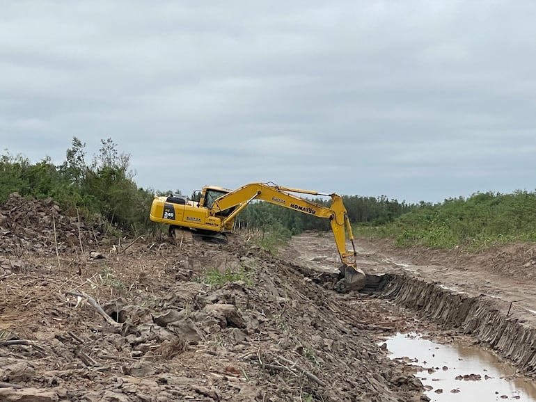 Productores y pobladores afincados en la zona del fortín General Díaz calificaron de estériles los trabajos de limpieza de sedimentos encarados por la Comisión Nacional de Regulación y Aprovechamiento Múltiple de la cuenca del Río Pilcomayo (CNRP).