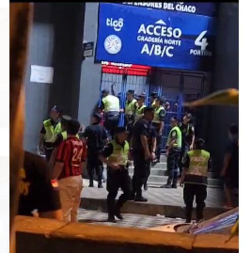 A los gritos, hinchas de Cerro pedían apertura de portones en medio de la pelea que se estaba registrando en el sector de Gradería Norte.