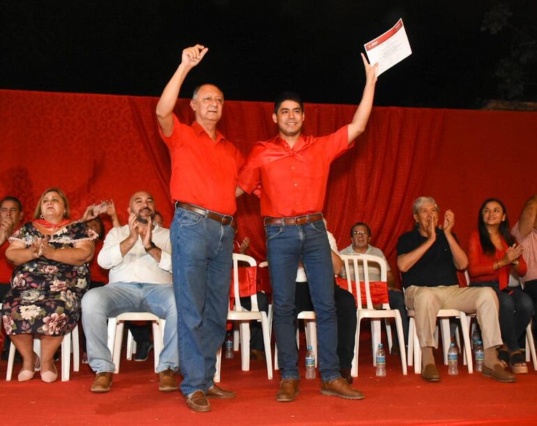 Rodrigo Esteban Cabrera Ríos (der), funcionario de Contraloría, hijo del titular de Opaci, Óscar Cabrera (izq) y hurrero colorado.