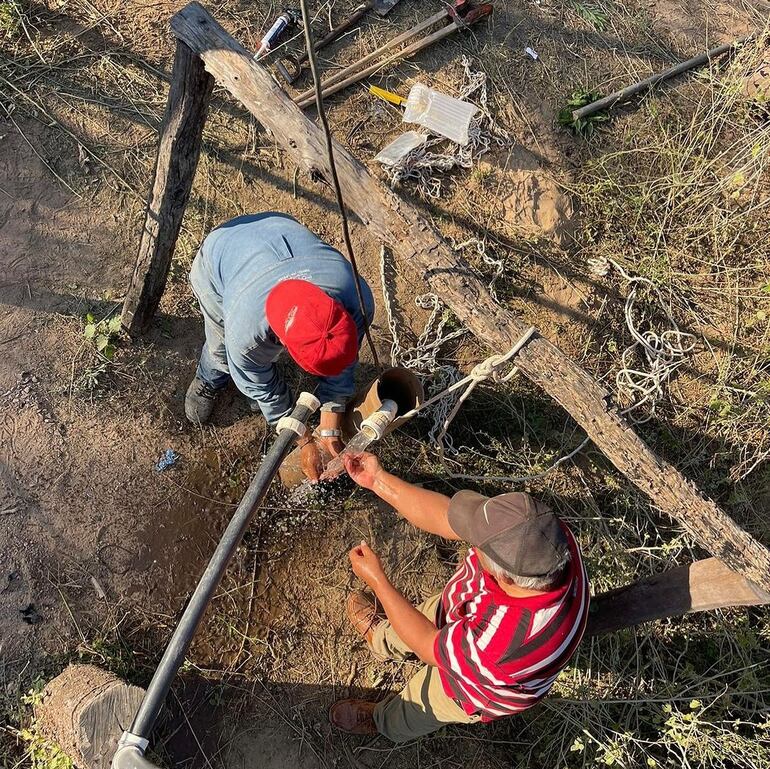 Agua brotando de un pozo perforado en la comunidad Nivaclé Media Luna.