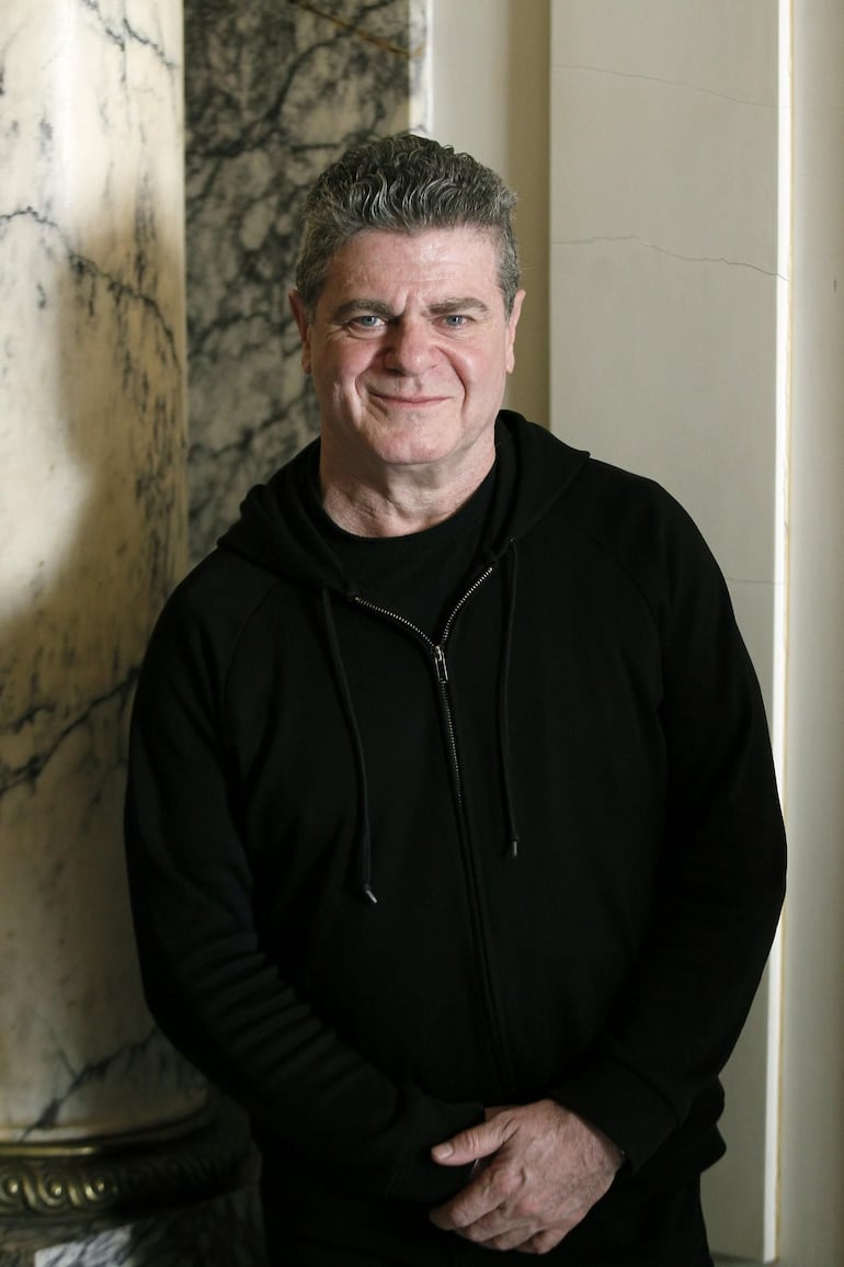 El músico y productor argentino Gustavo Santaolalla será premiado por su contribución a la música latina.