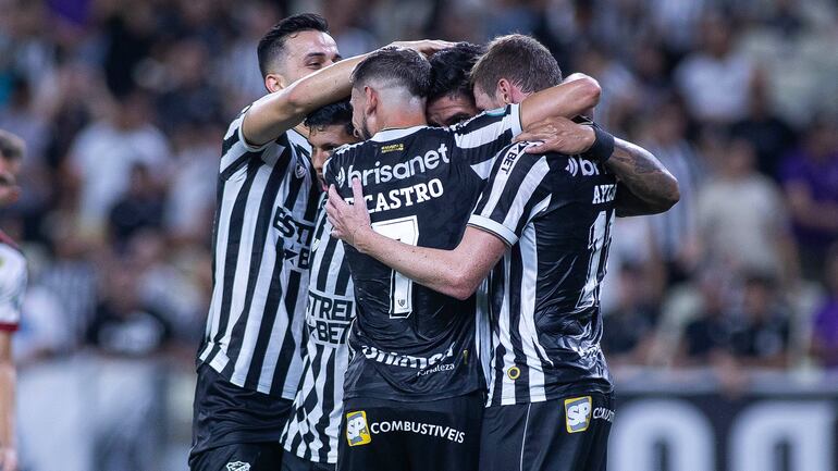 Los futbolistas del Ceará festejan el gol de Jorge Recalde por la cuarta fecha del Estadual Cearense en un partido ante Caucaia.