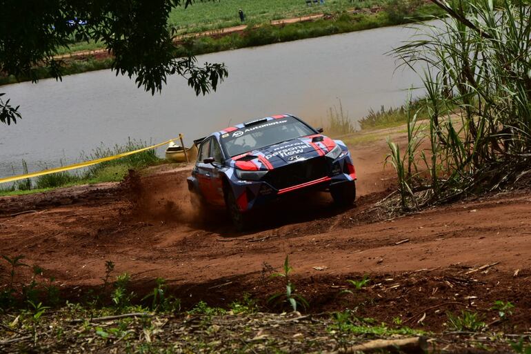 El Hyundai i20 N Rally 2 de Fabrizio Zaldívar en el Rally de Caaguazú 2023.