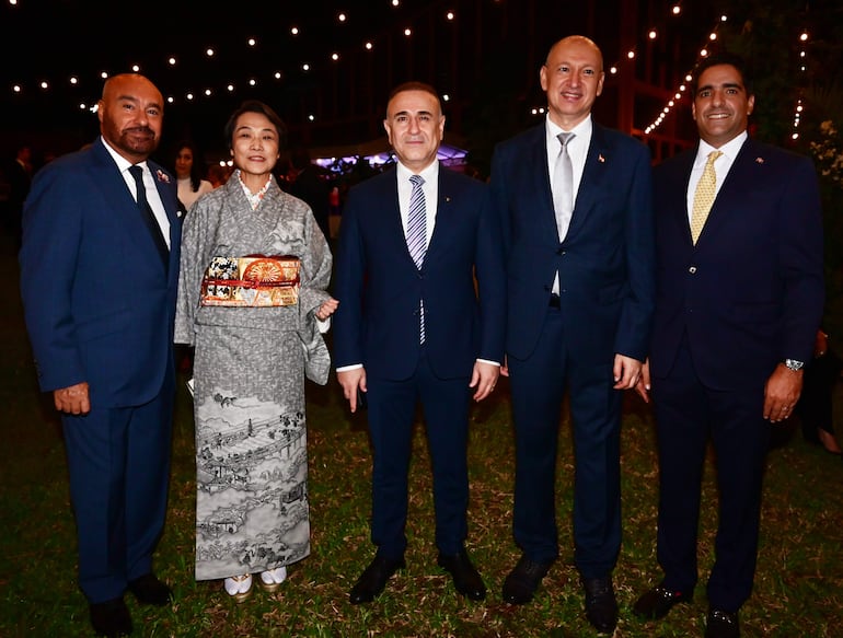 Pierre-Christian Soccoja, embajador de Francia; Yoshie Nakatani, embajadora de Japón; Yavuz Kül, embajador de Turquía; Hassan Hijazi, embajador de Libano y Julio Castaños, embajador de República Dominicana. 