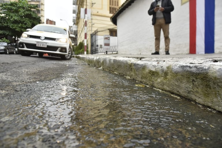 Caño roto frente a la Casa de la Independencia.