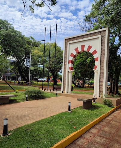 El monumento dedicado a los pioneros libaneses a ser inaugurado este sábado en la Plaza de Armas de Encarnación constituye un arco característico de la arquitectura árabe. En el frente, en el área pastada, un arbolito de Cedro del Líbano traído expresamente de aquel país forma parte del atractivo que ofrece el espacio.