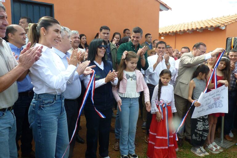 Las viviendas fueron inauguradas por el presidente de la República, Santiago Peña, sin contar con el servicio de agua potable.