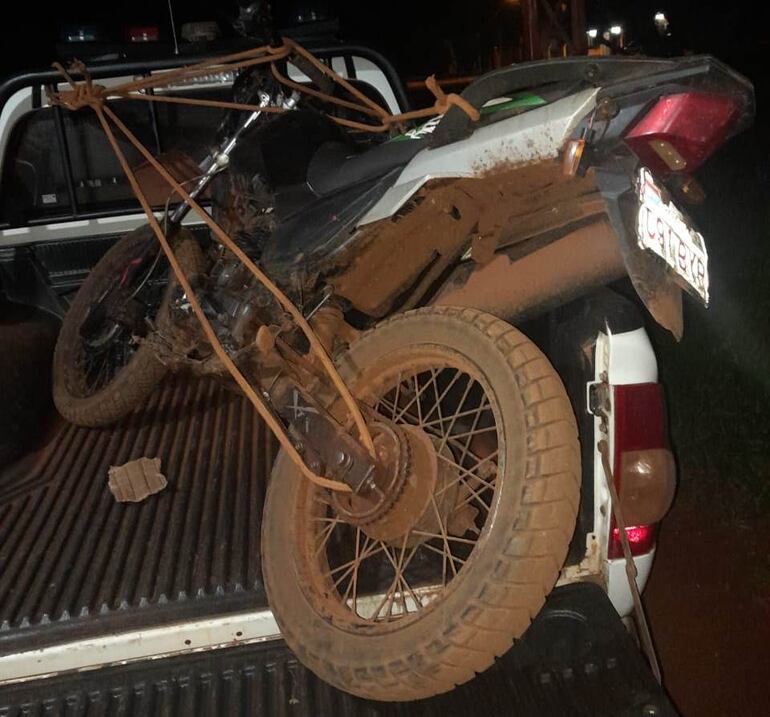 La motocicleta abandonada por los delincuentes tras el enfrentamiento a tiros.