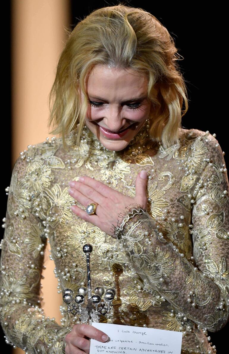 Cate Blanchett se emocionó al recibir el Premio Donostia Lifetime Achievement Award en reconocimiento a su distinguida carrera cinematográfica, durante el 72º Festival Internacional de Cine de San Sebastián en la ciudad vasca de San Sebastián, en el norte de España.
(ANDER GILLENEA / AFP)