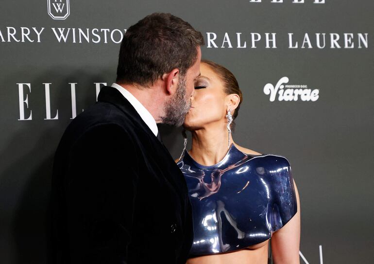 Jennifer López y su esposo Ben Affleck se dan apasionado beso en la alfombra negra de los Elle Women in Hollywood. (Michael Tran/AFP)