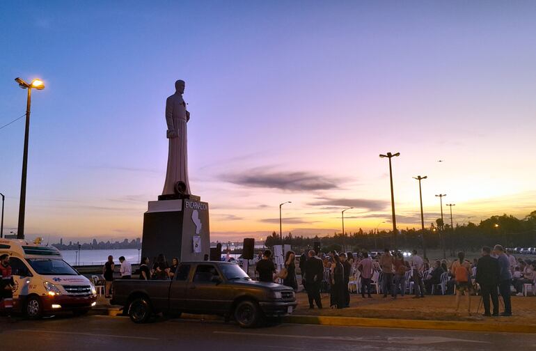 Monumento al fundador de Encarnación, San Roque González de Santa Cruz.